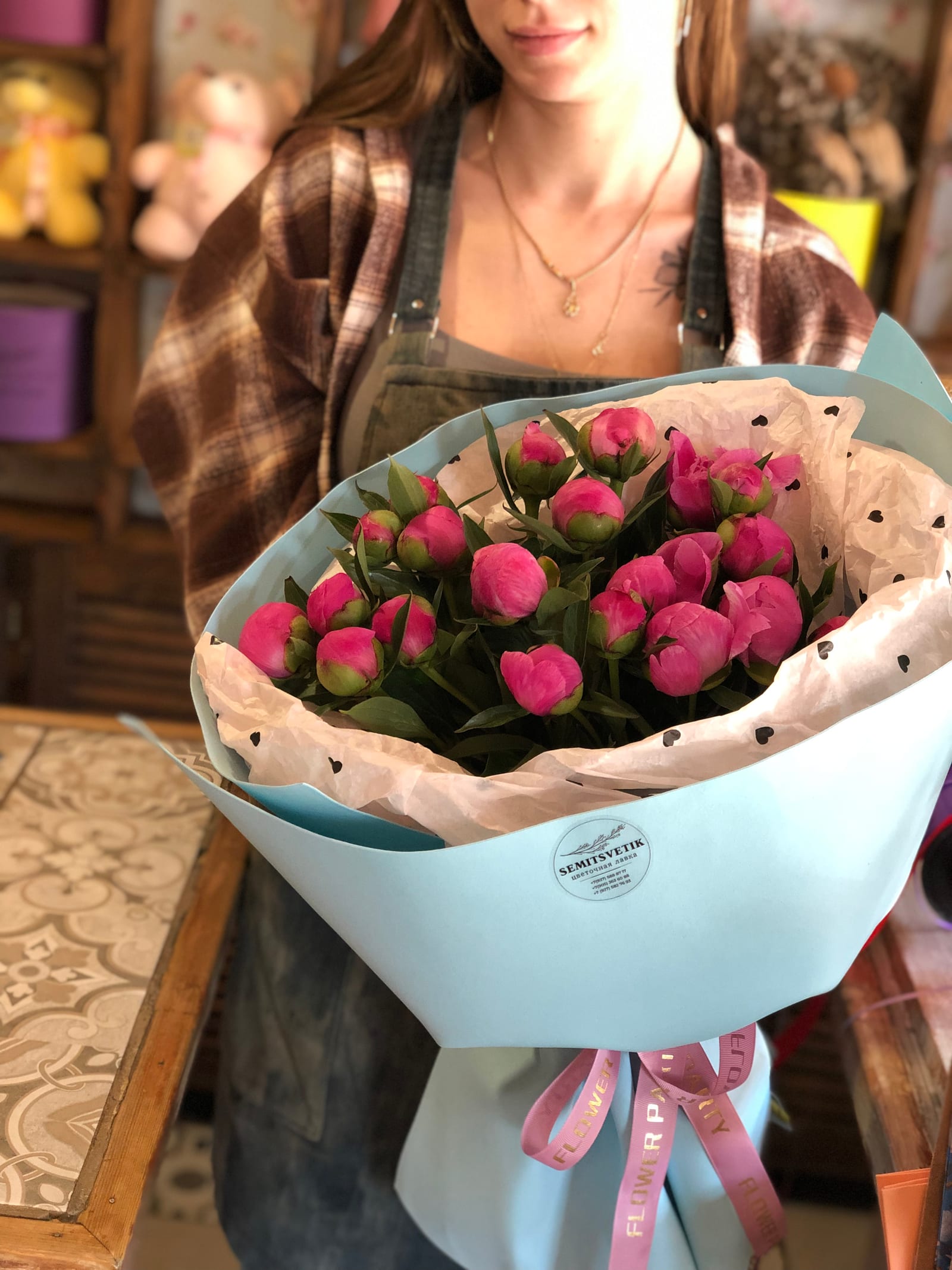 Импортные пионы в плотных бутонах